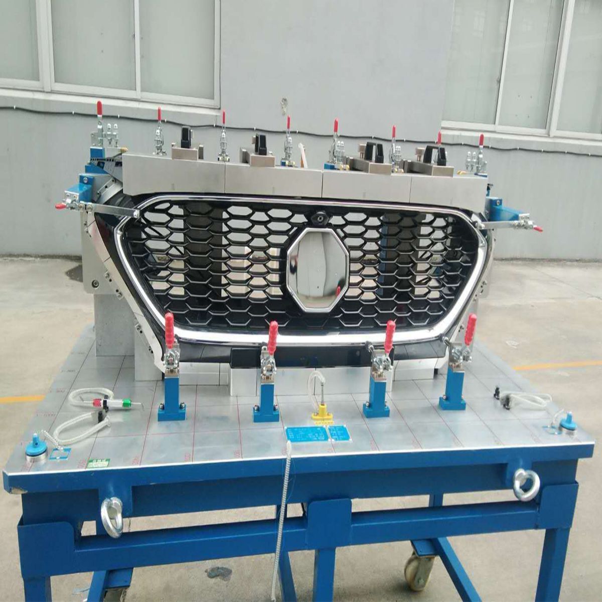 Checking fixture car front grille detection tool to improve car safety
